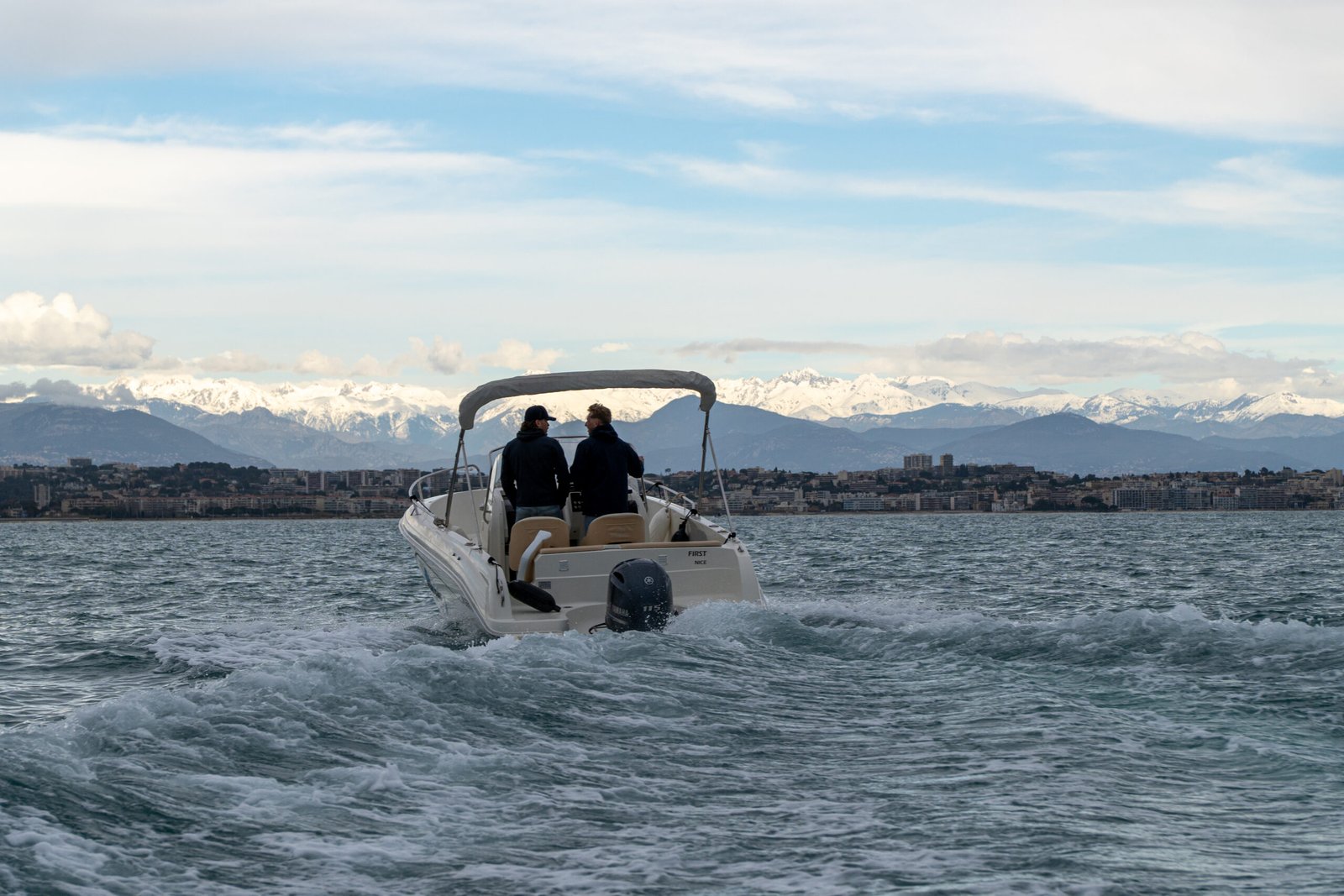 Photographie professionnelle d’un bateau sur la Côte d’Azur